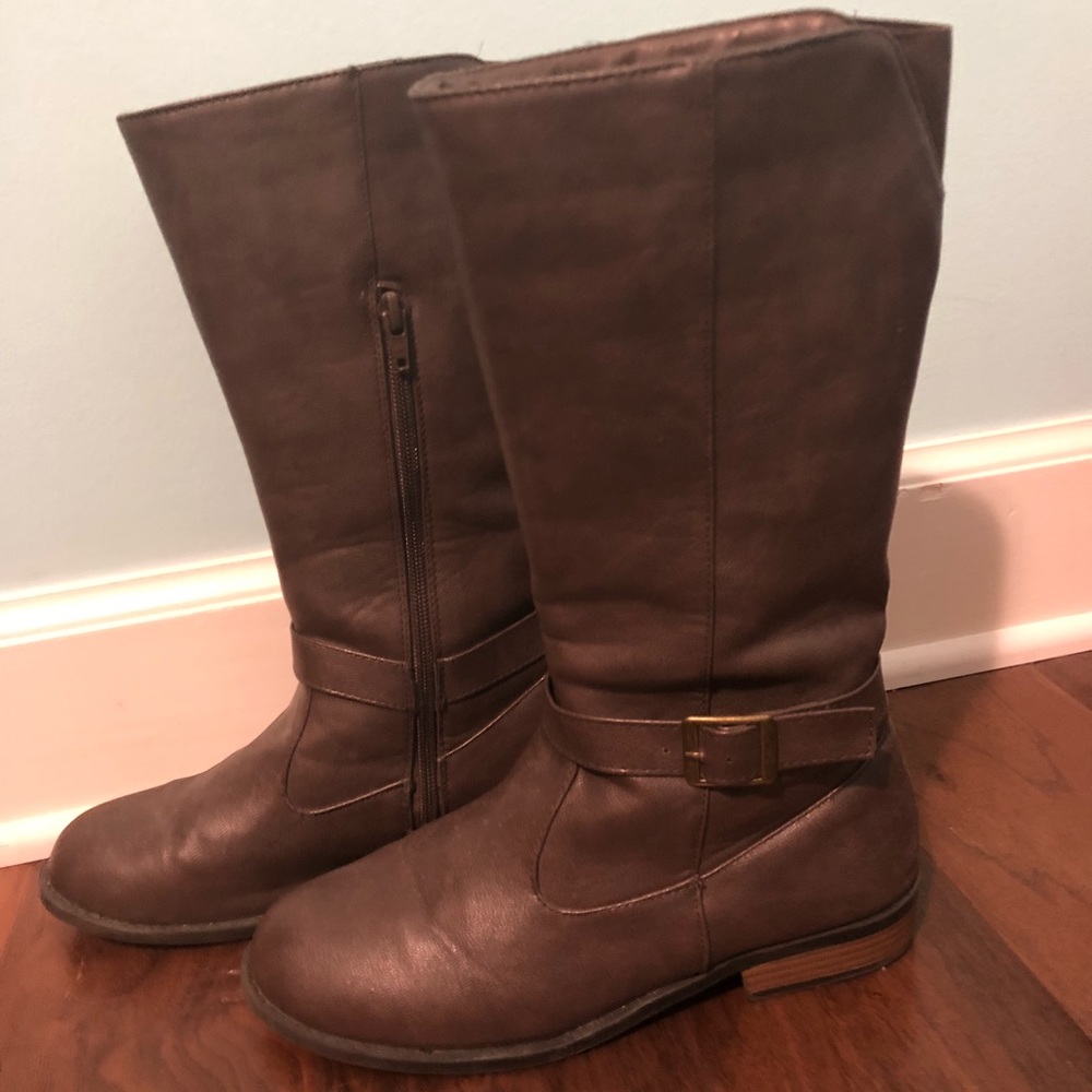 Kids brown boots with buckle and zipper detailing